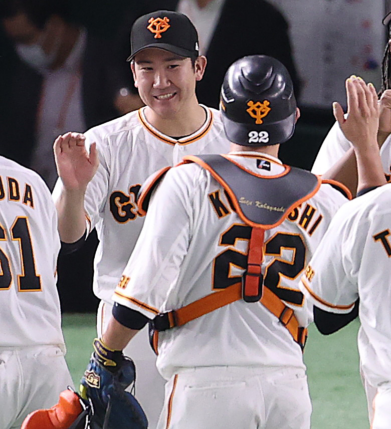 巨人対ソフトバンク　試合後、小林（手前）を迎える菅野（撮影・狩俣裕三）