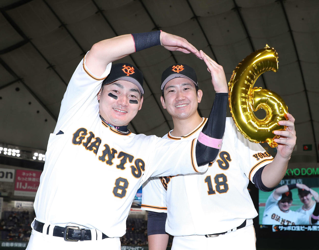 巨人対ソフトバンク　ソフトバンクに勝利し、2本塁打を放った丸（左）と6勝目を挙げた菅野は笑顔で写真に納まる（撮影・河田真司）