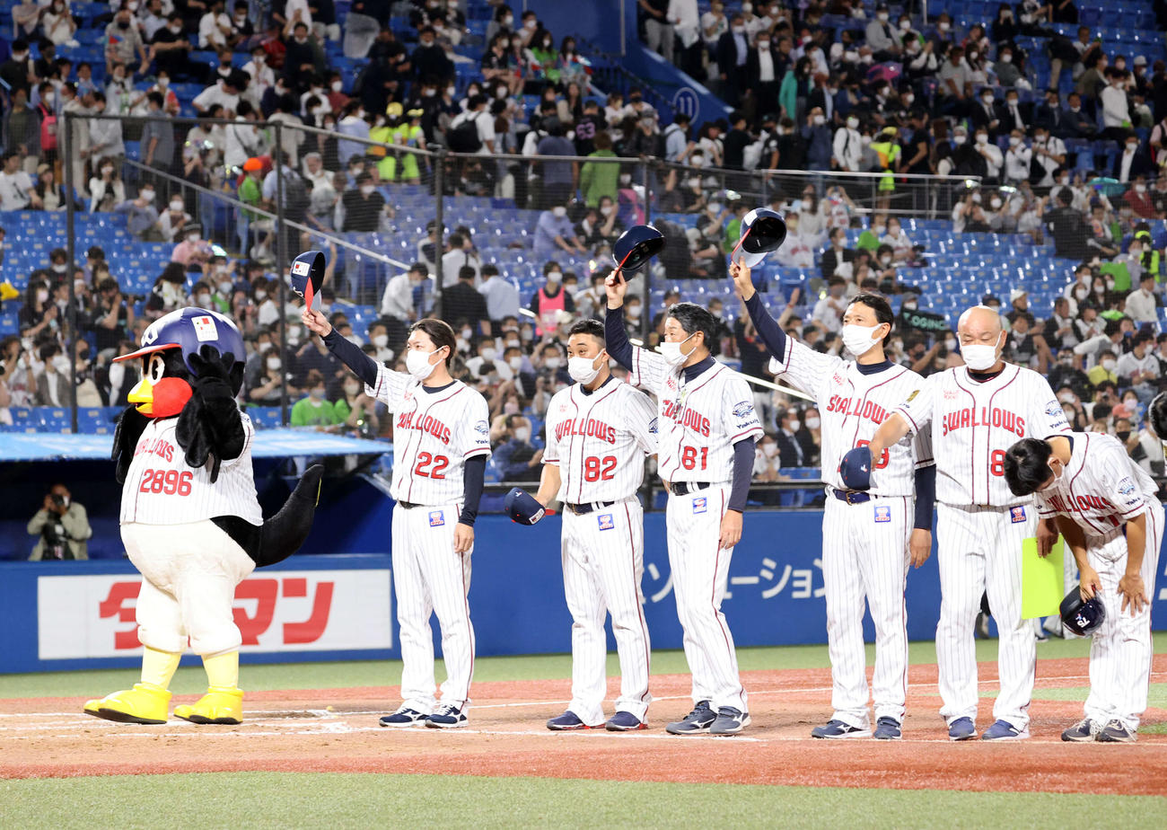 ヤクルト対ロッテ　逆転勝利を決め、スタンドにあいさつする高津監督（左）らヤクルトの選手たち（撮影・浅見桂子）