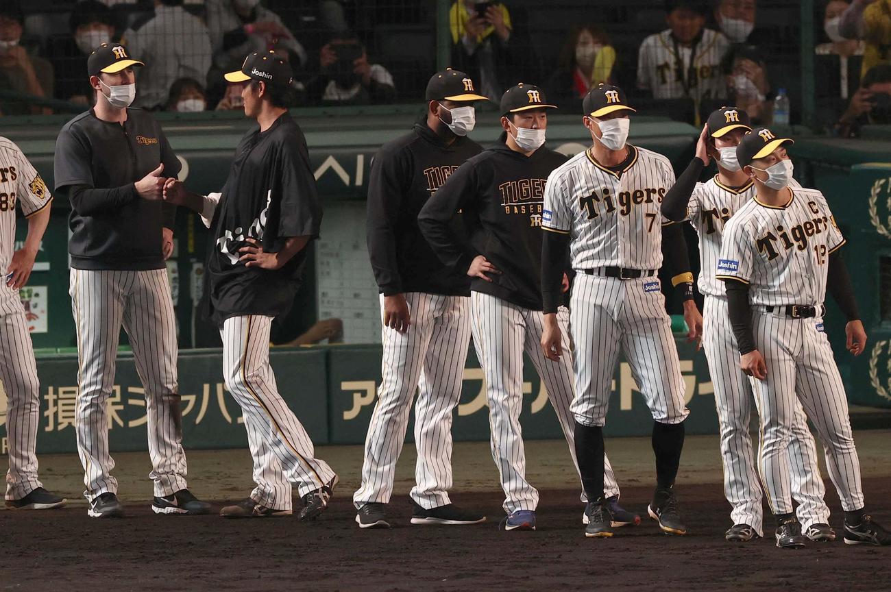 阪神対西武　西武に勝利したガンケル（左）は藤浪とグータッチして喜ぶ（撮影・上田博志）