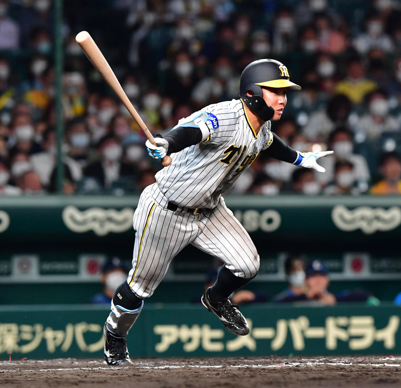阪神対西武　7回裏阪神1死二、三塁、糸原は右前に2点適時打を放つ（撮影・前岡正明）