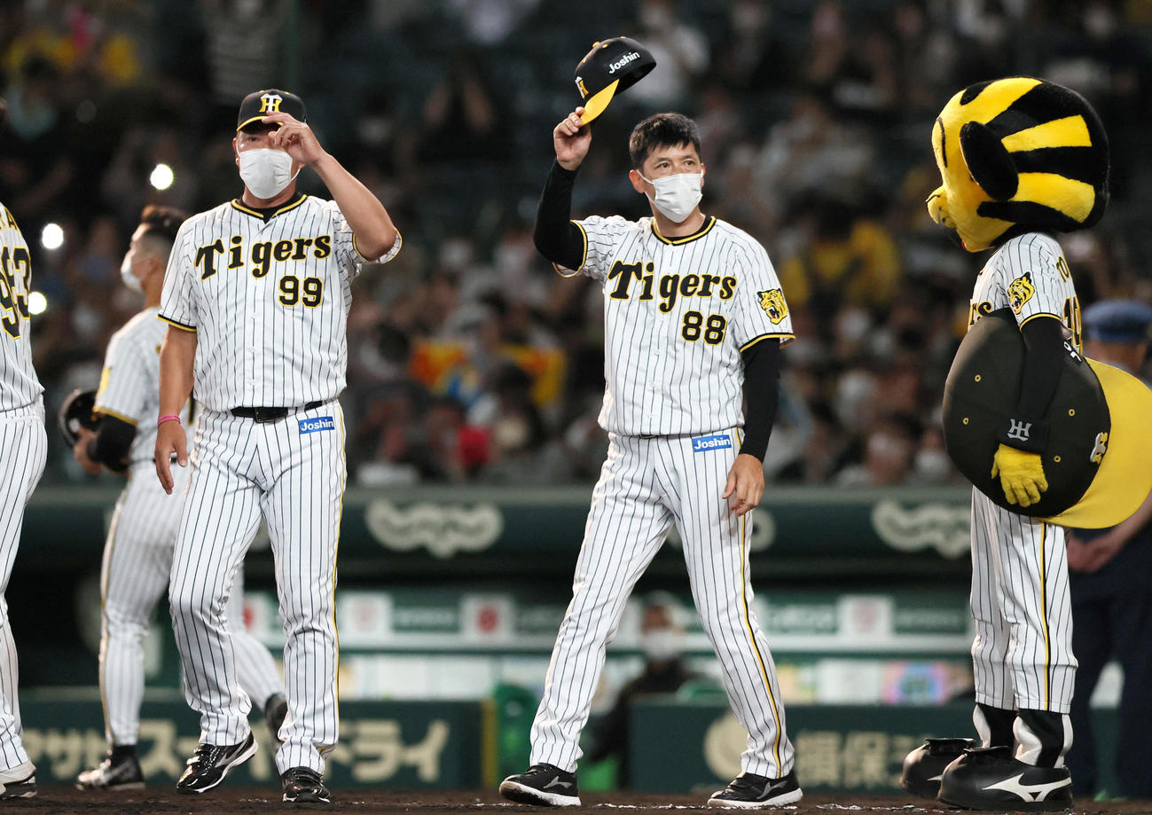 阪神対西武　阪神矢野監督（右）は西武に連勝し、スタンドのファンへ帽子を取ってあいさつする（撮影・上山淳一）