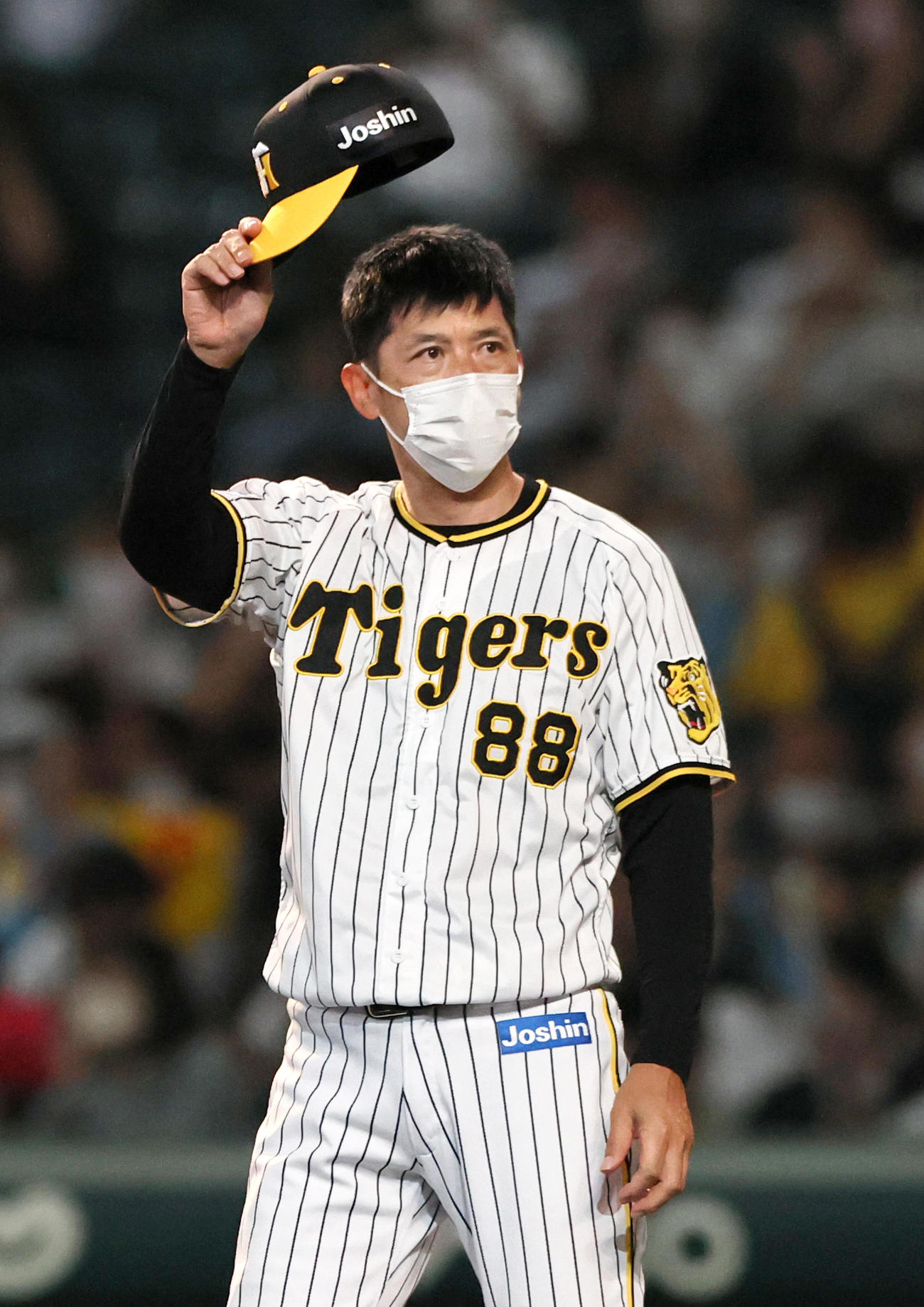 阪神対西武　西武に連勝し、スタンドのファンへ帽子を取ってあいさつする阪神矢野監督（撮影・上山淳一）