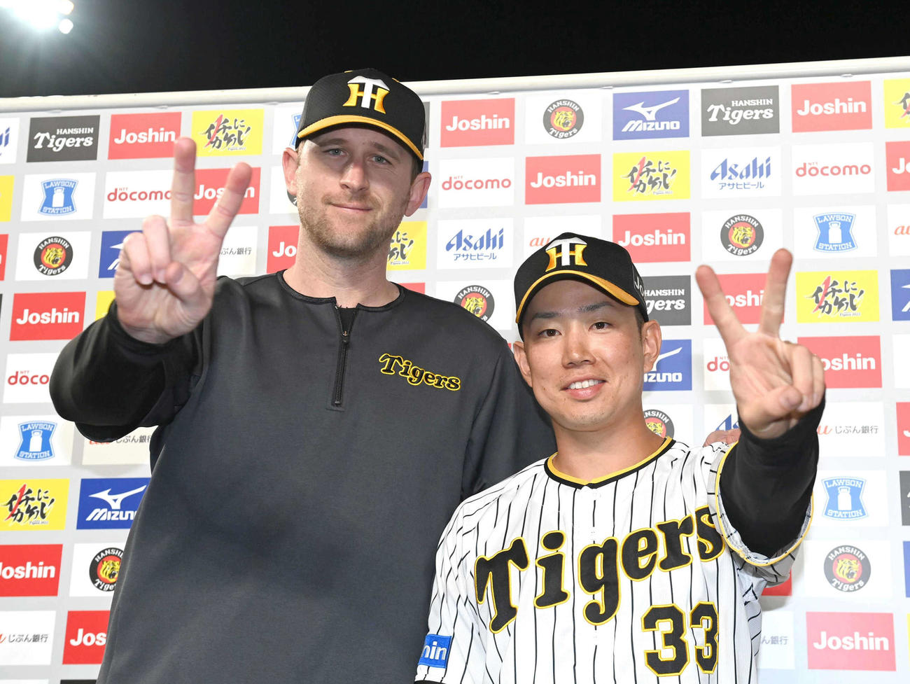 阪神対西武　お立ち台でVサインを決める阪神ガンケル（左）と糸原（代表撮影）