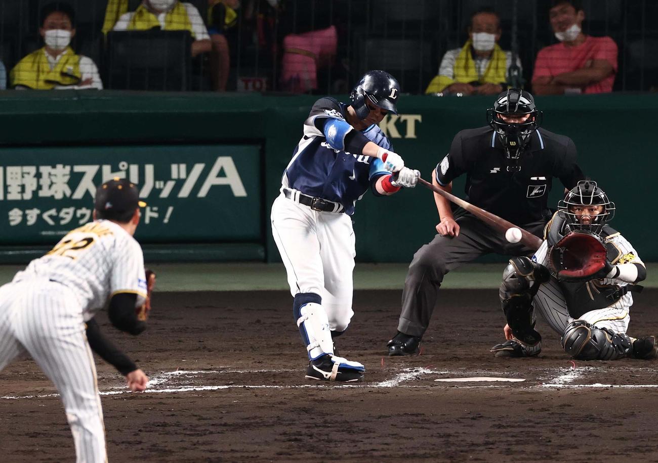 阪神対西武　7回表西武1死一、二塁、栗山は右前に適時打を放つ（撮影・上田博志）