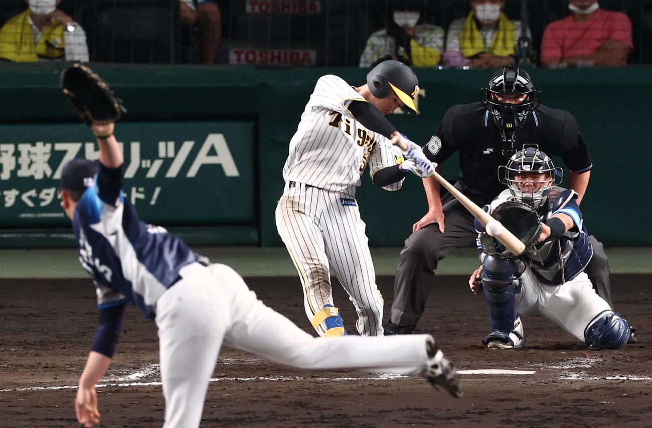 阪神対西武　7回裏阪神無死、猛打賞となる中前打を放つ近本（撮影・上田博志）