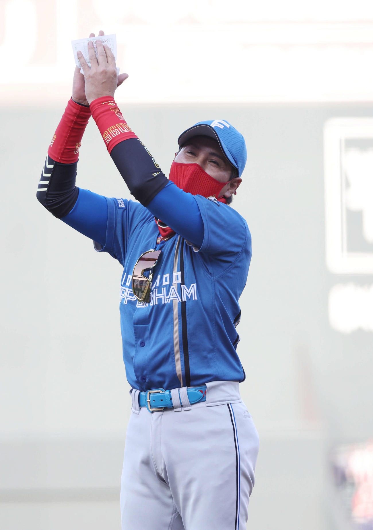 広島対日本ハム　メンバー表交換後、ファンの声援に応える日本ハム新庄監督（撮影・加藤孝規）