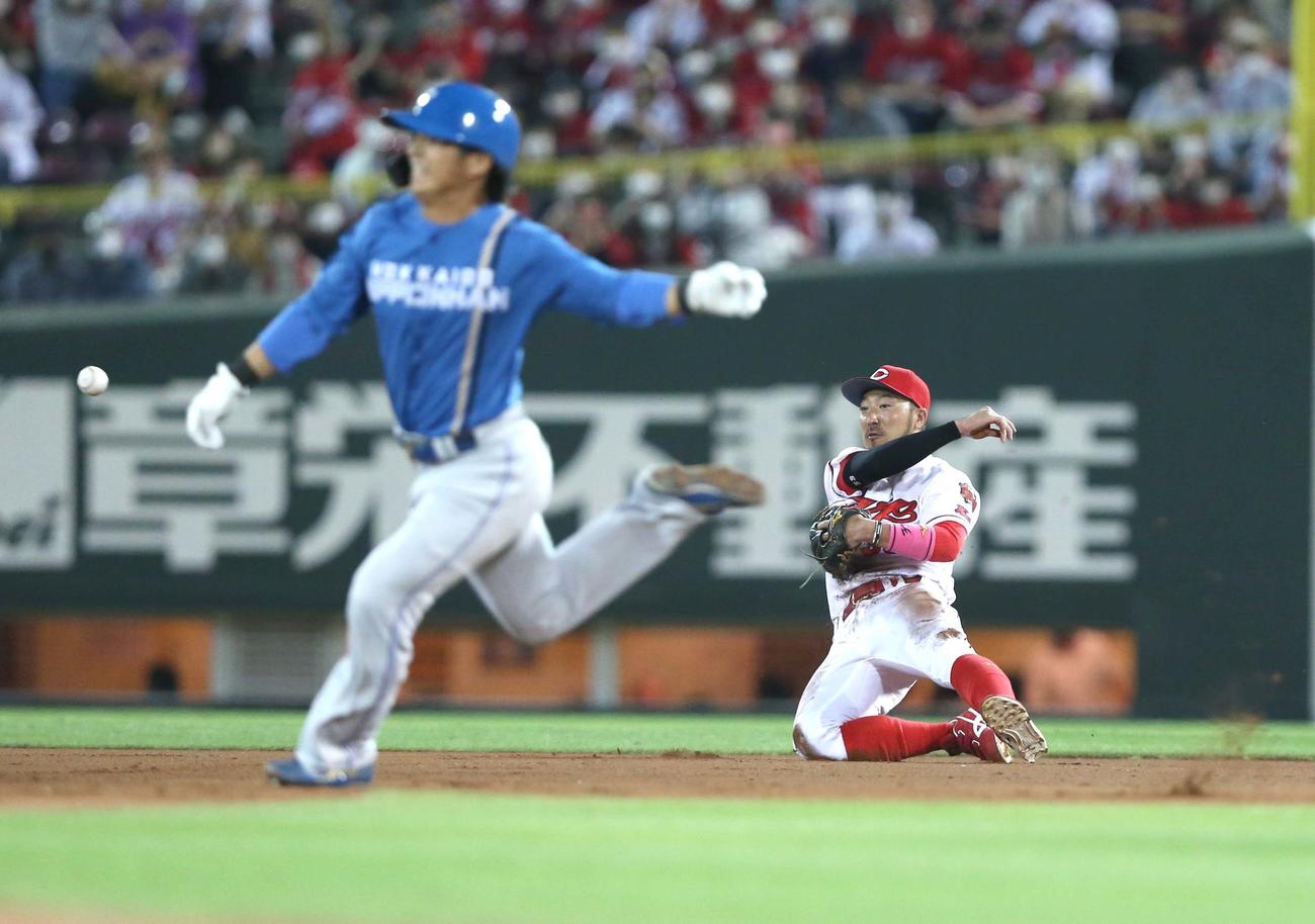 広島対日本ハム　7回表日本ハム無死一塁、松本剛の二ゴロを素早く二塁に送球する菊池涼（撮影・黒川智章）