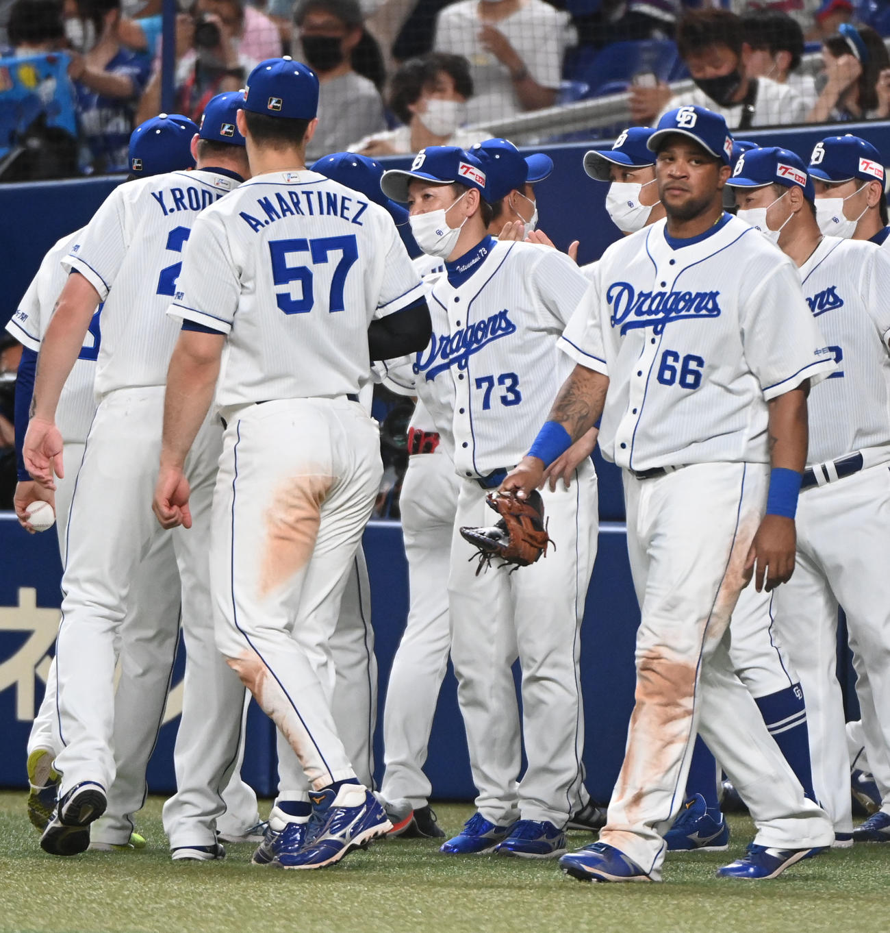 中日対楽天　試合終了、ナインを迎える立浪監督（中央）（撮影・森本幸一）