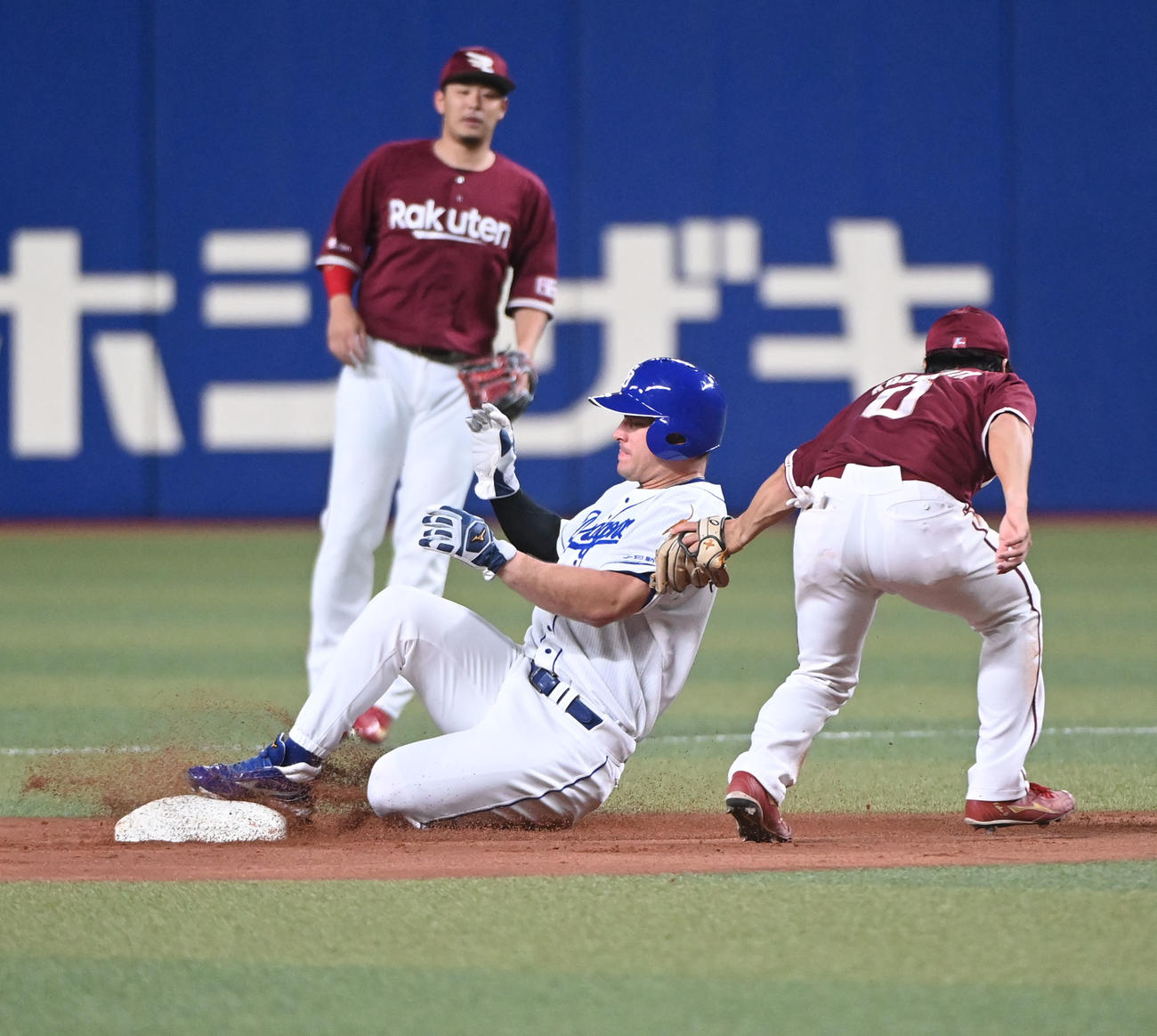 中日対楽天　1回裏中日2死一塁、盗塁成功するA・マルティネス（撮影・森本幸一）