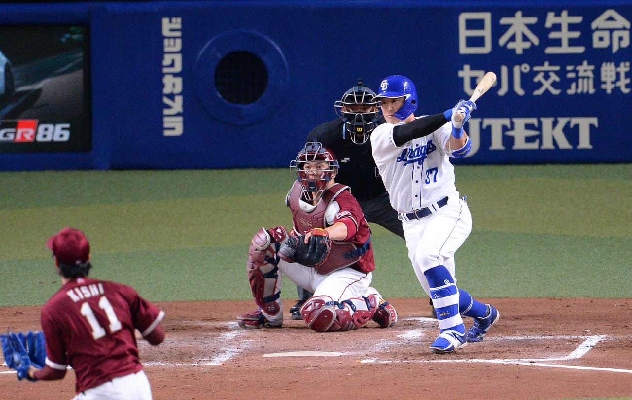 中日対楽天　2回裏中日1死二塁、右前適時打を放つ三ツ俣（撮影・森本幸一）