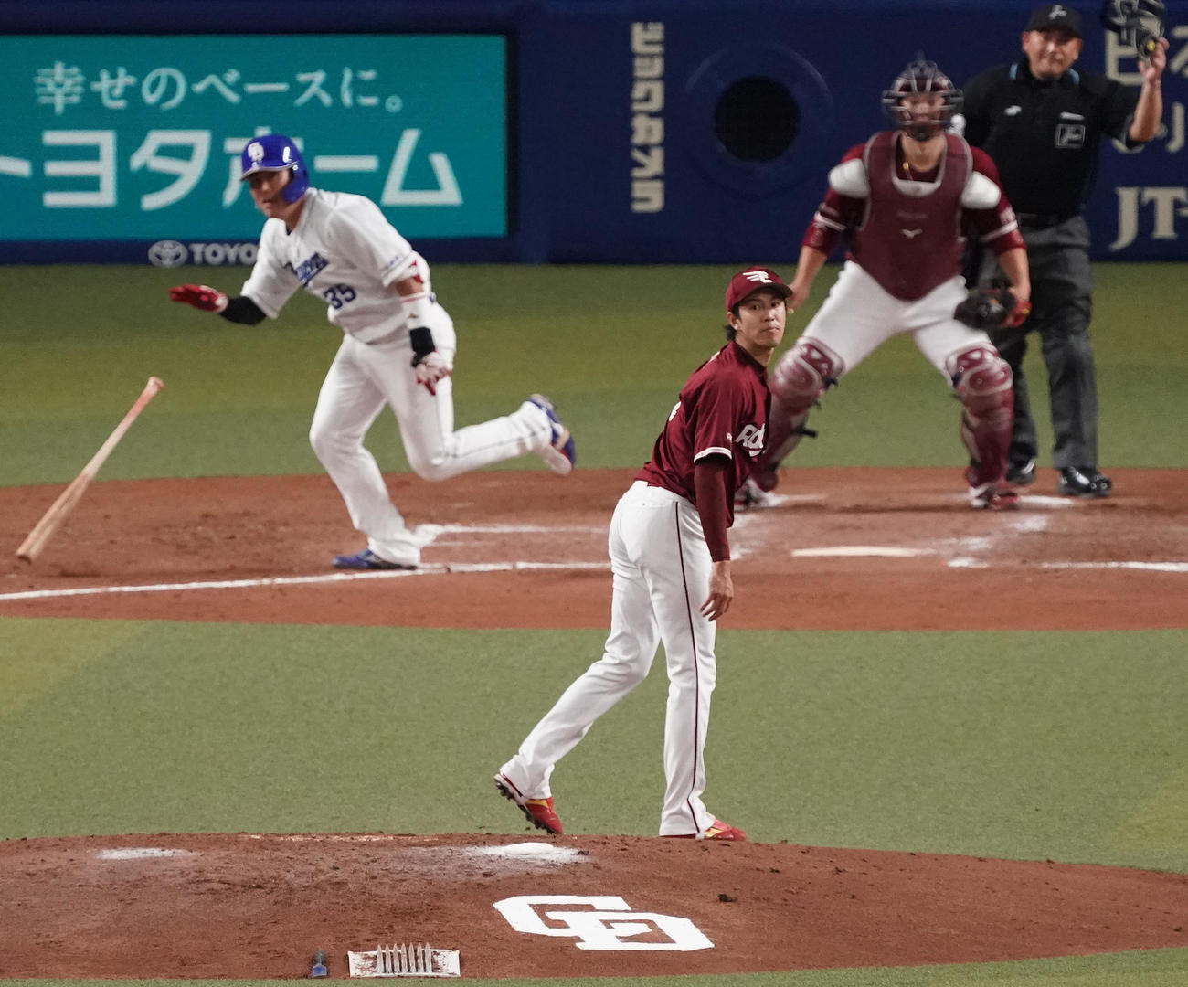 中日対楽天　3回裏中日2死一、二塁、木下に中前適時打を打たれる岸（手前）（撮影・森本幸一）