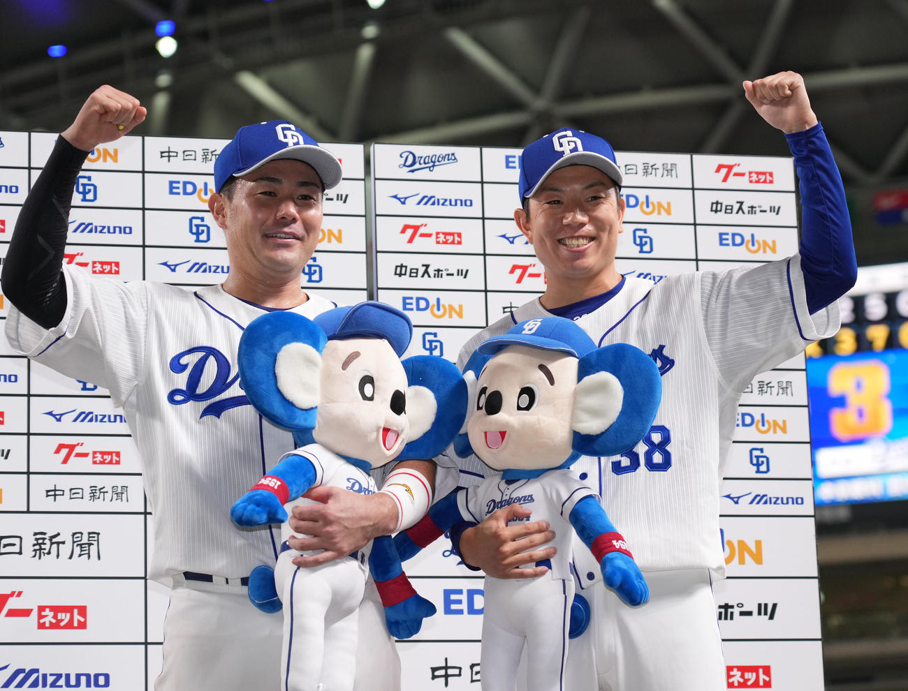 中日対楽天　ヒーローインタビューを終えポーズを決める木下（左）と松葉（撮影・森本幸一）
