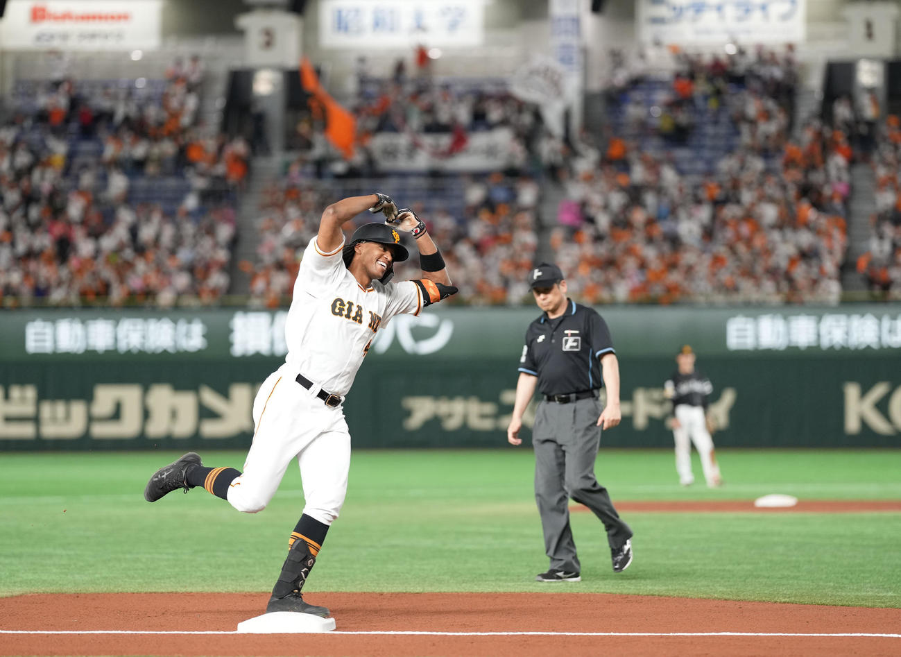 巨人対ソフトバンク　3回裏巨人無死、左中間にソロ本塁打を放ったウォーカーはハートマークを作り笑顔でダイヤモンドをまわる（撮影・鈴木みどり）