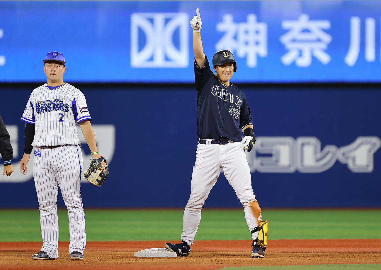 DeNA対オリックス　6回表オリックス無死一、二塁、適時二塁打を放ち塁上でポーズを決める杉本（右）。左は牧（撮影・垰建太）