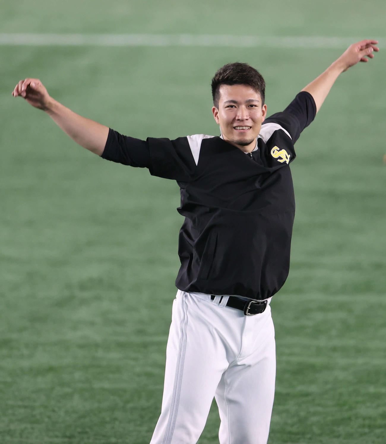 巨人対ソフトバンク　試合前の練習で笑顔を見せるソフトバンク千賀（撮影・狩俣裕三）