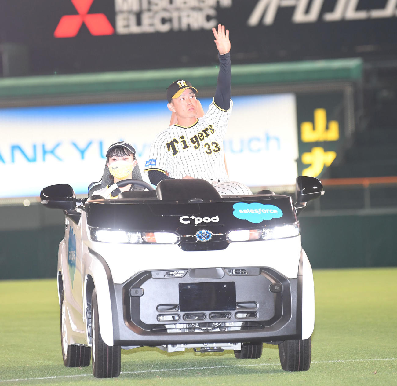 阪神対西武　ファンの拍手に応える糸原（撮影・前岡正明）