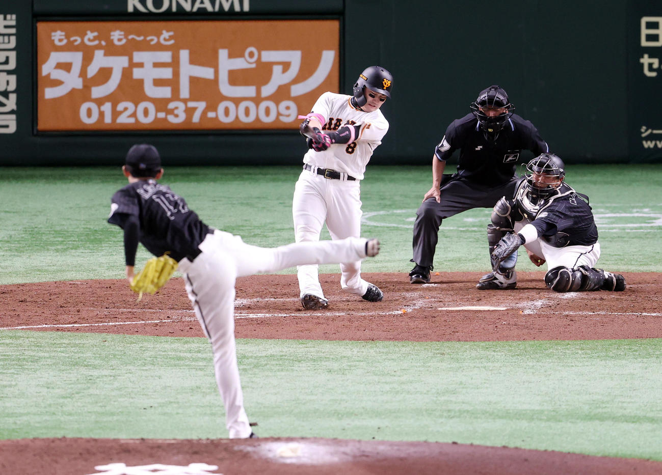 巨人対ロッテ　4回裏巨人2死二塁、適時打を放つ丸。投手佐々木朗（撮影・狩俣裕三）