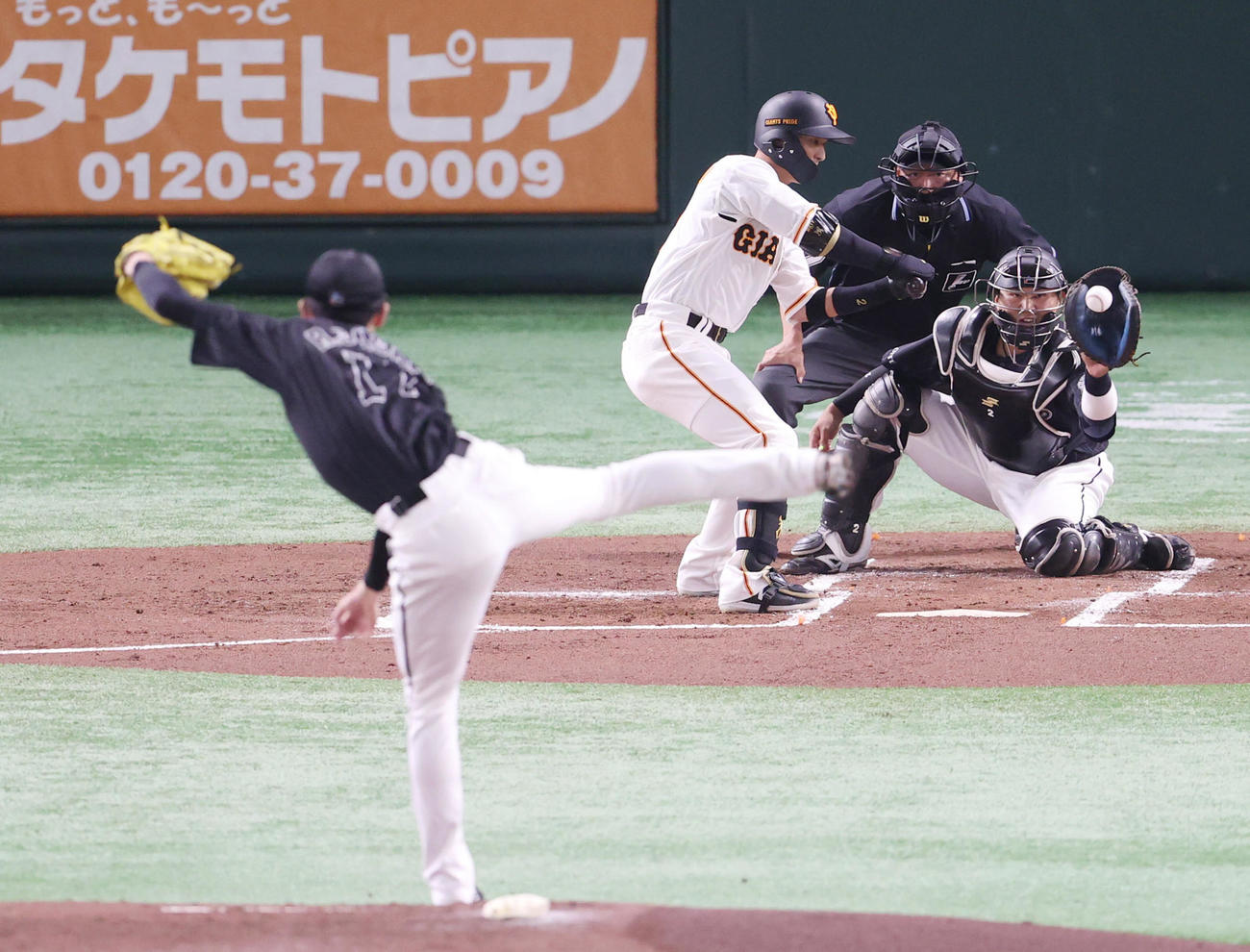 巨人対ロッテ　1回裏巨人1死二塁、空振り三振に倒れる吉川。投手佐々木朗（撮影・狩俣裕三）