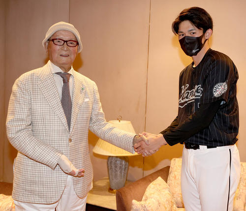 巨人長嶋終身名誉監督と対面し、握手を交わすロッテ佐々木朗（読売巨人軍提供）