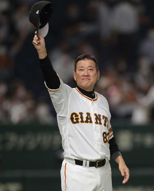 巨人対ロッテ　ロッテに勝利し、観客席にあいさつする原監督（撮影・河田真司）