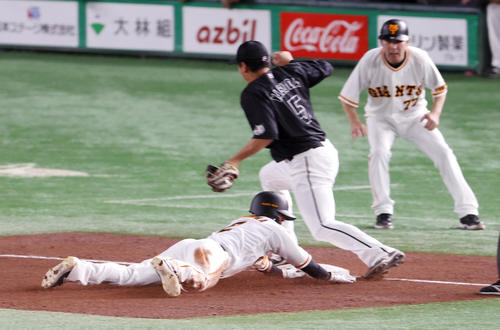 巨人対ロッテ　5回裏巨人1死二塁、三盗を決める吉川（手前）（撮影・狩俣裕三）