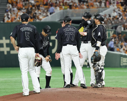 巨人対ロッテ　5回、ピンチを迎えマウンドに集まるロッテ佐々木朗（右から2人目）ら（撮影・足立雅史）