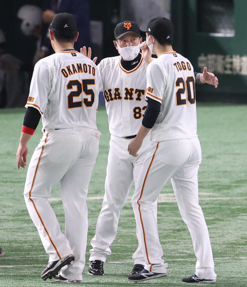 巨人対ロッテ　試合後、岡本和（左）、戸郷（右）を迎える原監督（撮影・狩俣裕三）