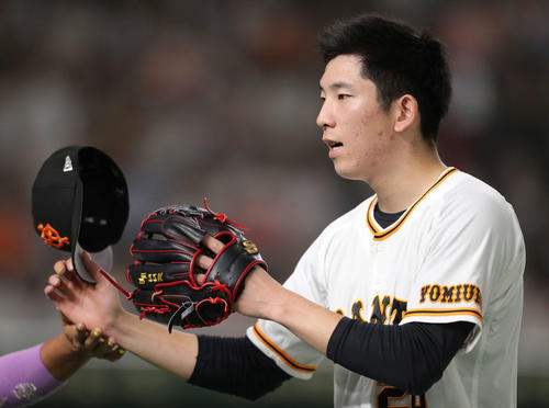 巨人対ロッテ　6回表を抑えベンチに戻る戸郷（撮影・河田真司）