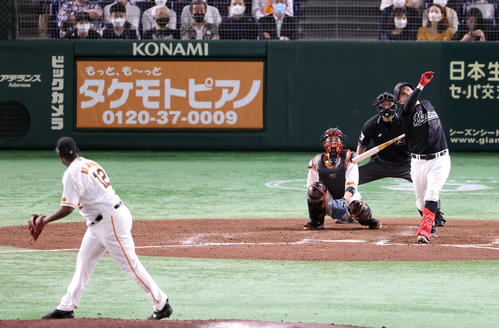 巨人対ロッテ　8回表ロッテ2死一、二塁、3点本塁打を放つレアード。投手デラロサ（撮影・狩俣裕三）