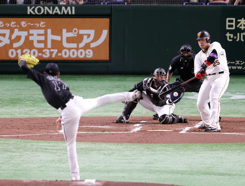 巨人対ロッテ　1回裏巨人2死二塁、空振り三振に倒れる岡本和。投手佐々木朗（撮影・狩俣裕三）