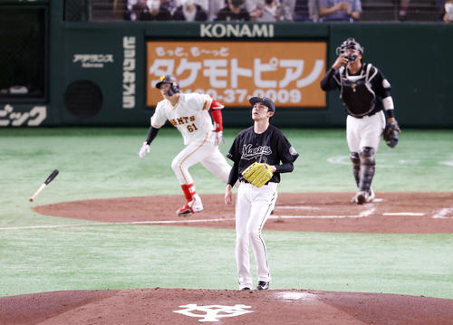巨人対ロッテ　2回裏巨人無死三塁、増田陸に先制適時二塁打を打たれる佐々木朗（撮影・狩俣裕三）