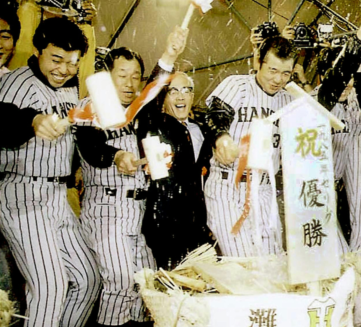 85年10月16日、リーグ優勝の祝勝会で鏡割りを行う阪神吉田監督（左から2人目）
