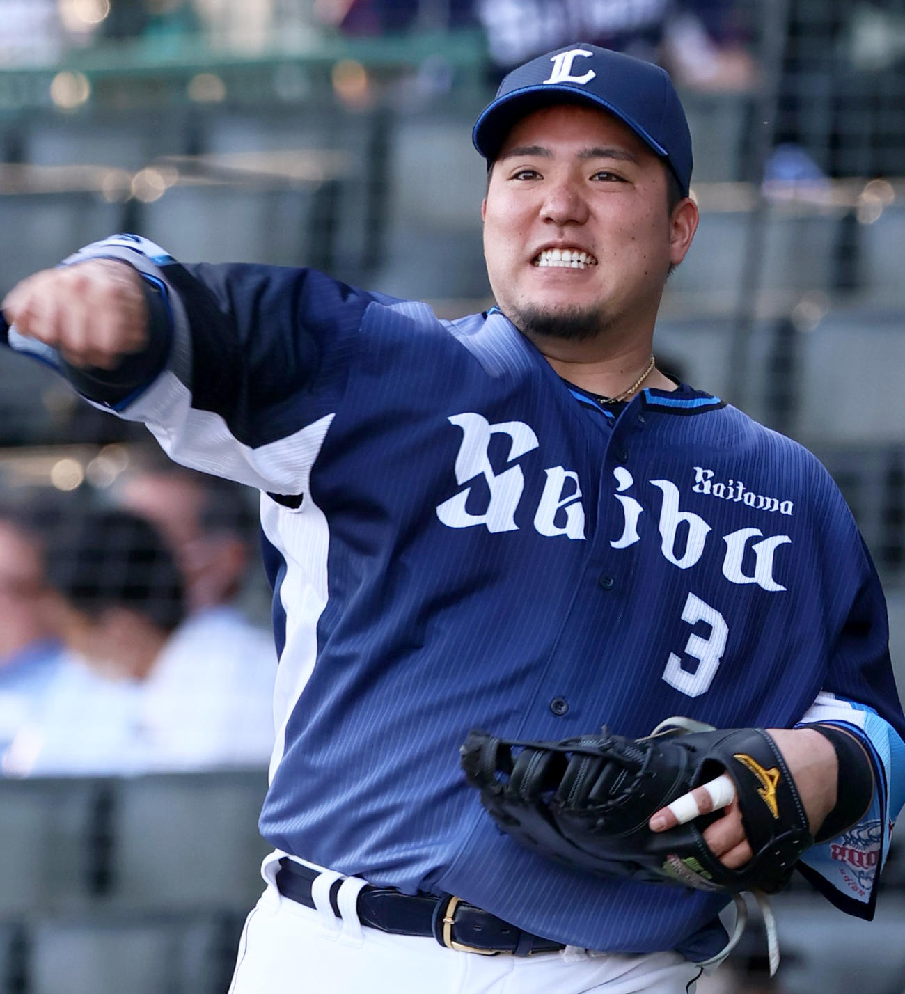 試合に向け準備する西武山川（撮影・上山淳一）