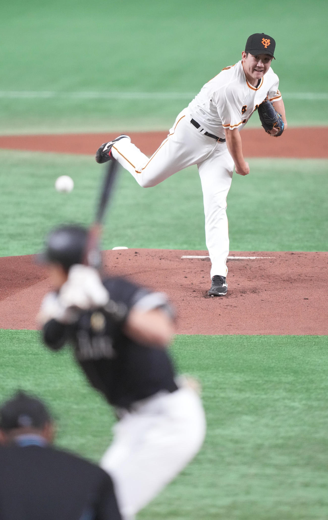 巨人対ソフトバンク　先発し力投する巨人菅野。打者柳田（撮影・鈴木みどり）