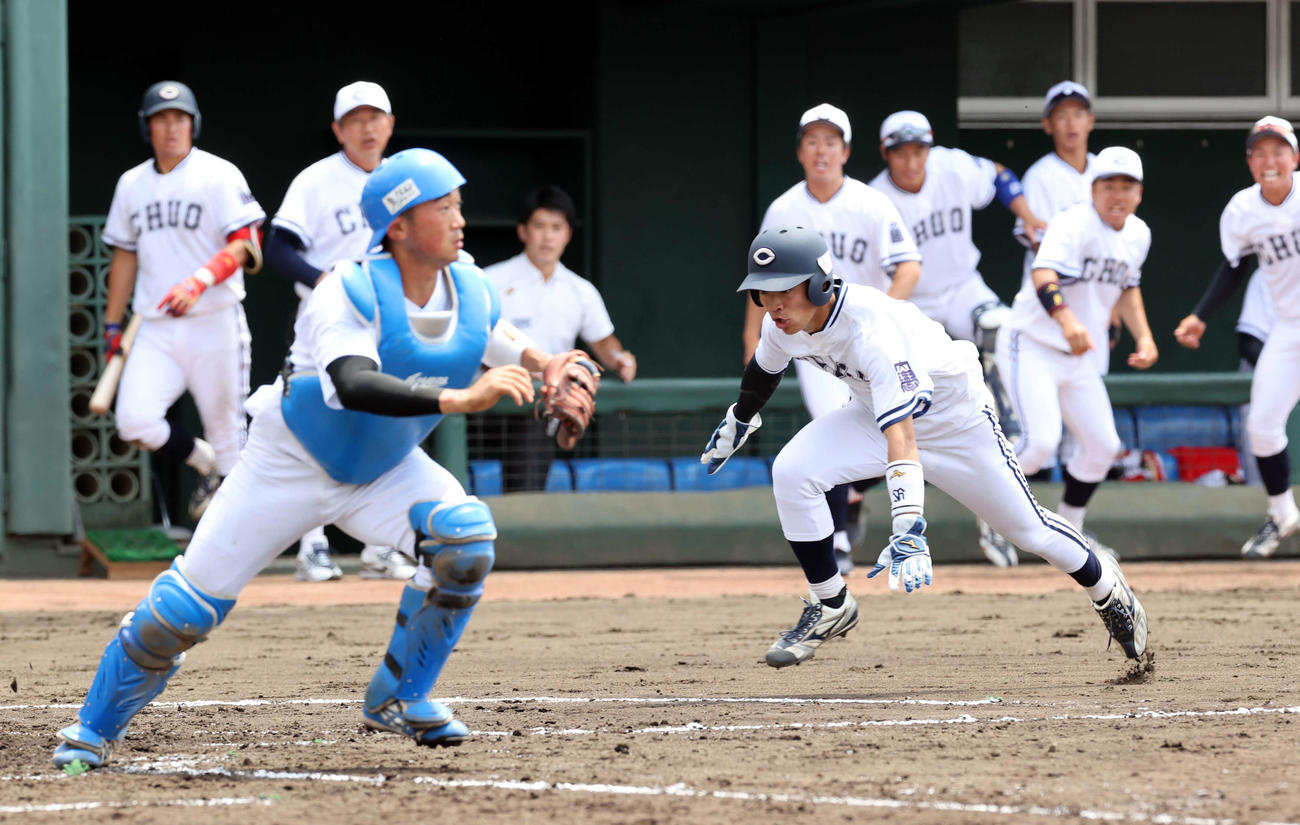 青学大対中大　3回裏中大1死二塁、繁永の中前適時打で生還する佐伯（右）（撮影・浅見桂子）