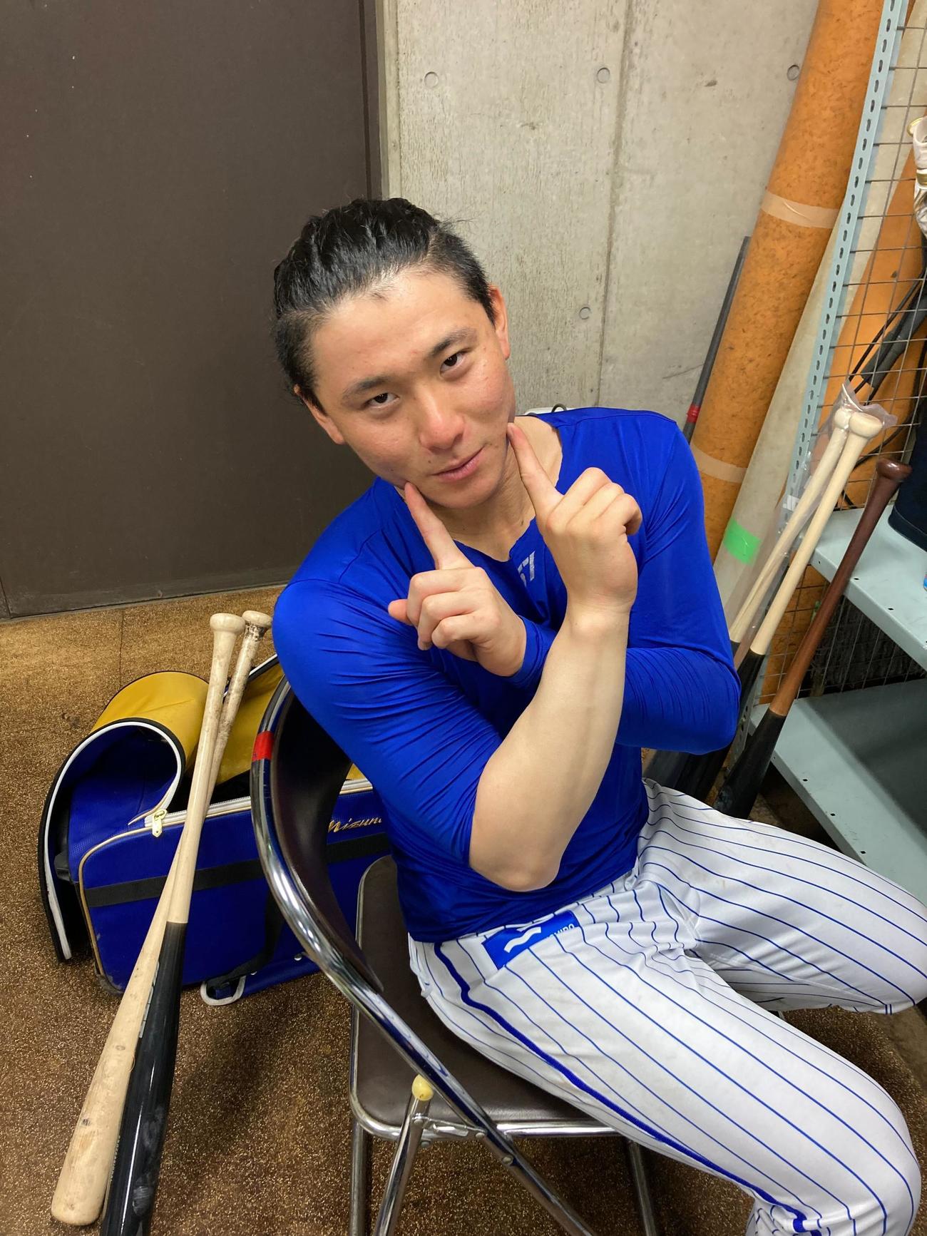 「シュウペイポーズ」ならぬ「ジュンペイポーズ」を披露するDeNA東妻（球団提供）