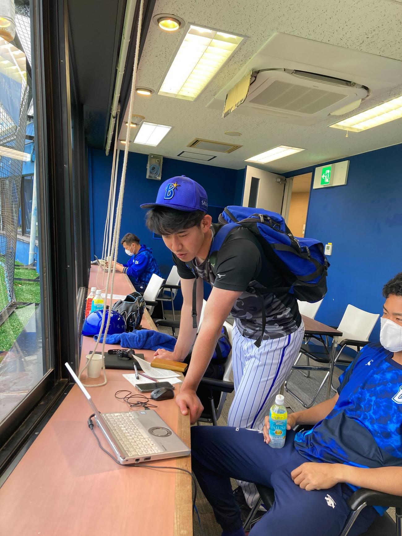 試合後、データや映像を確認するDeNA田部（球団提供）