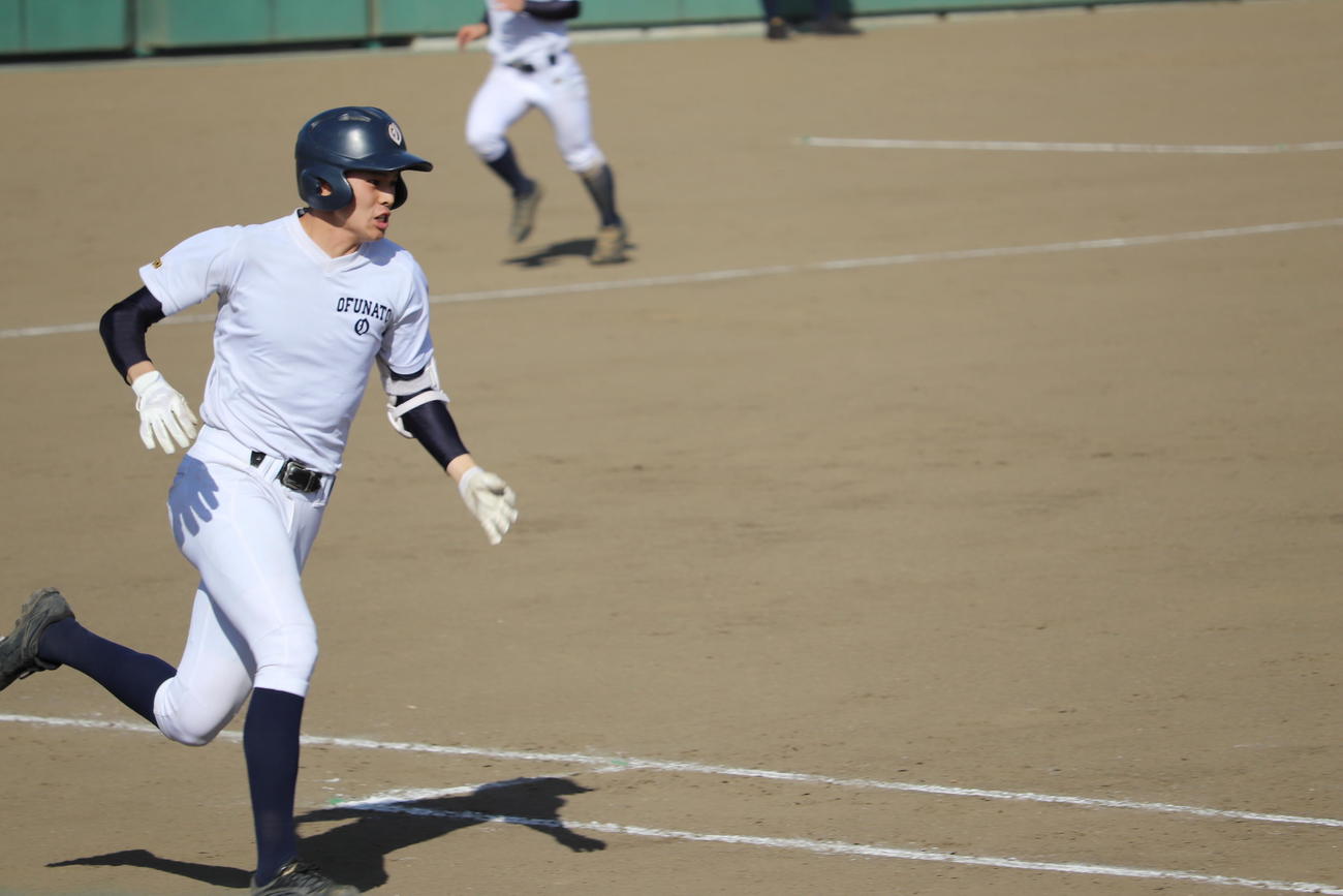 練習試合の右翼線への打球に必死の表情で走る、大船渡高時代のロッテ佐々木朗（撮影・金子真仁）