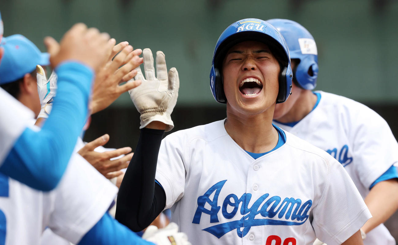 青学大対中大　7回表青学大2死二、三塁、中島の同点2点適時二塁打で生還した青木（右）らは雄たけびを上げてナインとハイタッチ（撮影・浅見桂子）