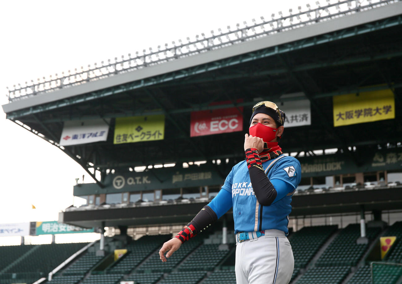 阪神対日本ハム　甲子園のグラウンドに現れる日本ハム新庄監督（撮影・上山淳一）