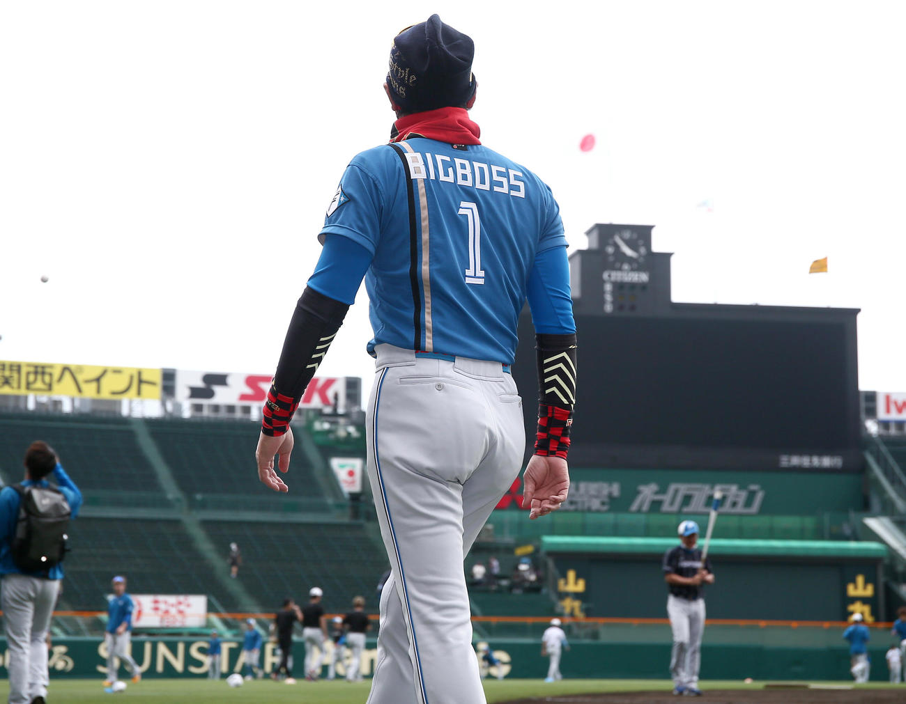 阪神対日本ハム　甲子園のグラウンドに現れる日本ハム新庄監督（撮影・上山淳一）
