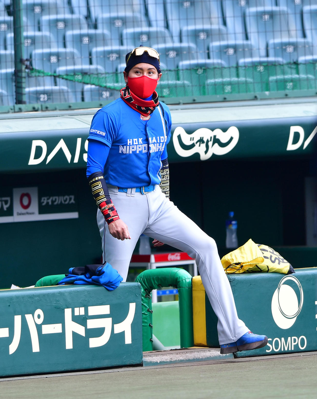 阪神対日本ハム　甲子園球場に入る新庄監督（撮影・前岡正明）