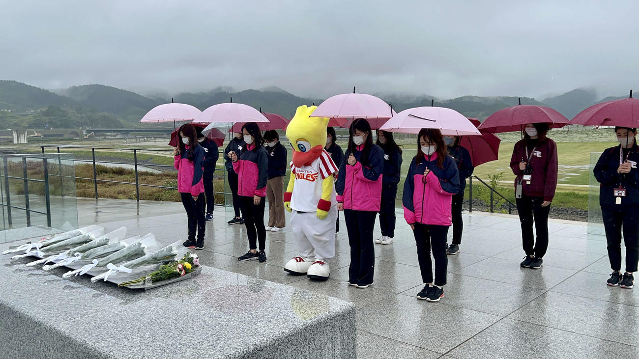 岩手・陸前高田市の高田松原津波復興祈念公園で献花する球団マスコット・スイッチと東北ゴールデンエンジェルス（楽天野球団提供）