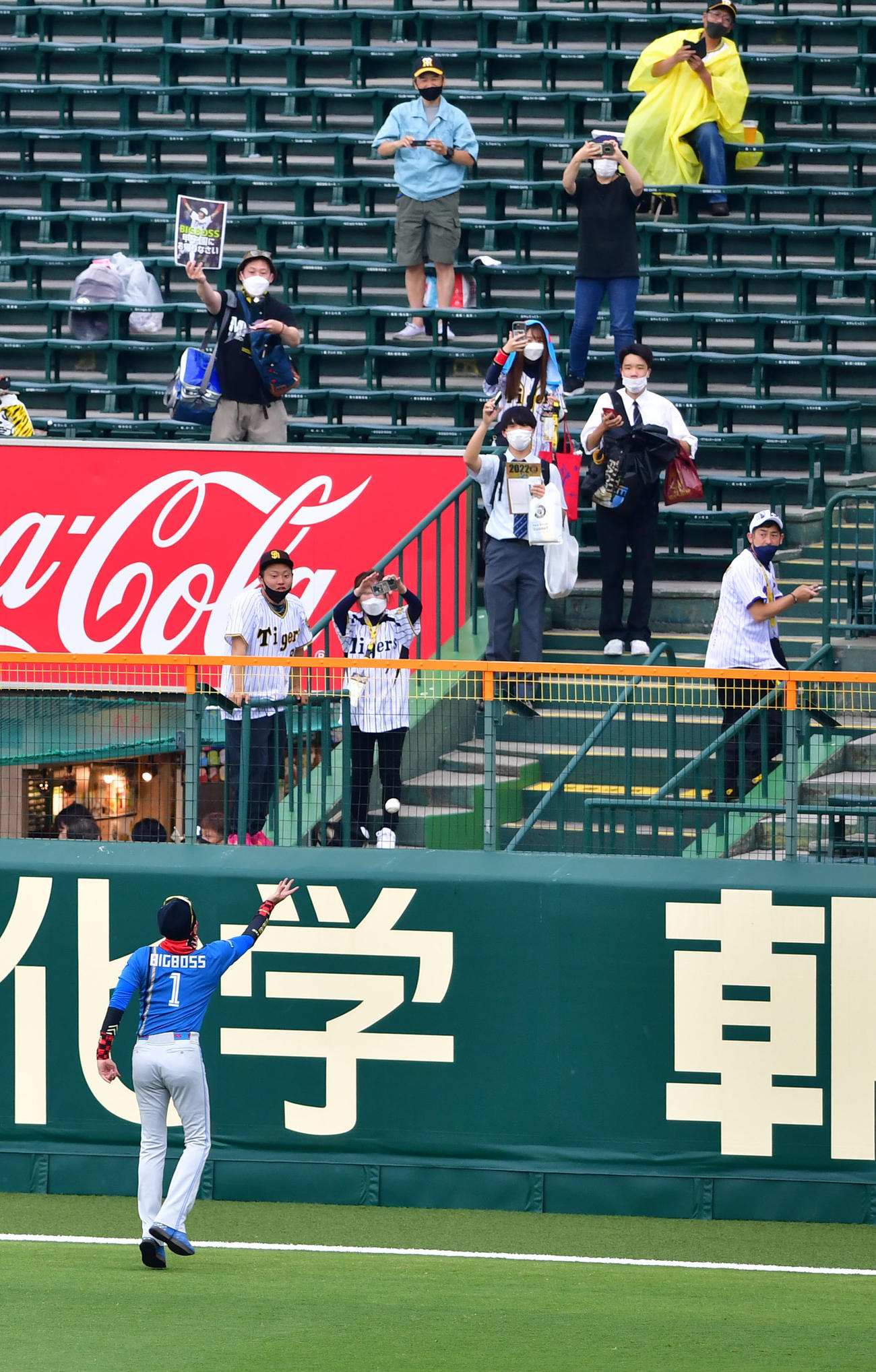 阪神対日本ハム　阪神ファンにボールをプレゼントする新庄監督（撮影・前岡正明）