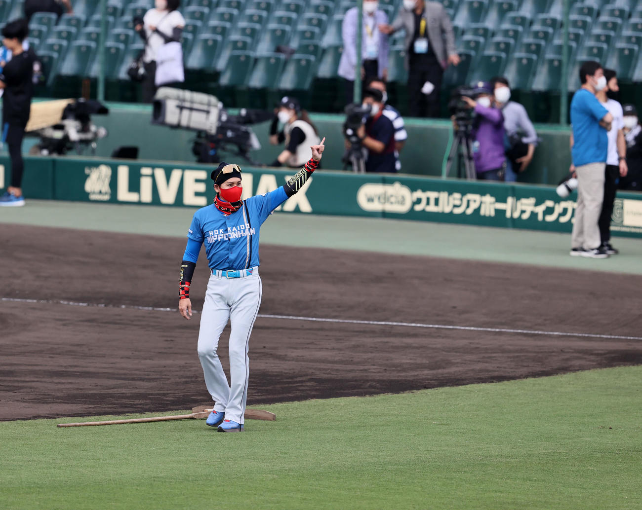 阪神対日本ハム　ファンに手を振る新庄監督（撮影・加藤哉）