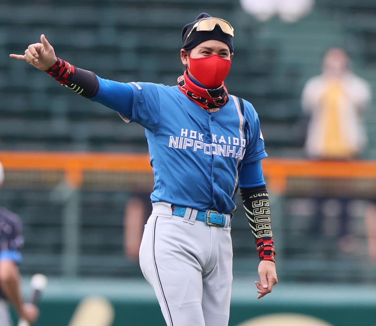 阪神対日本ハム　甲子園球場で日本ハム新庄剛志監督はファンへ「BIG BOSS」ポーズする（撮影・上山淳一）