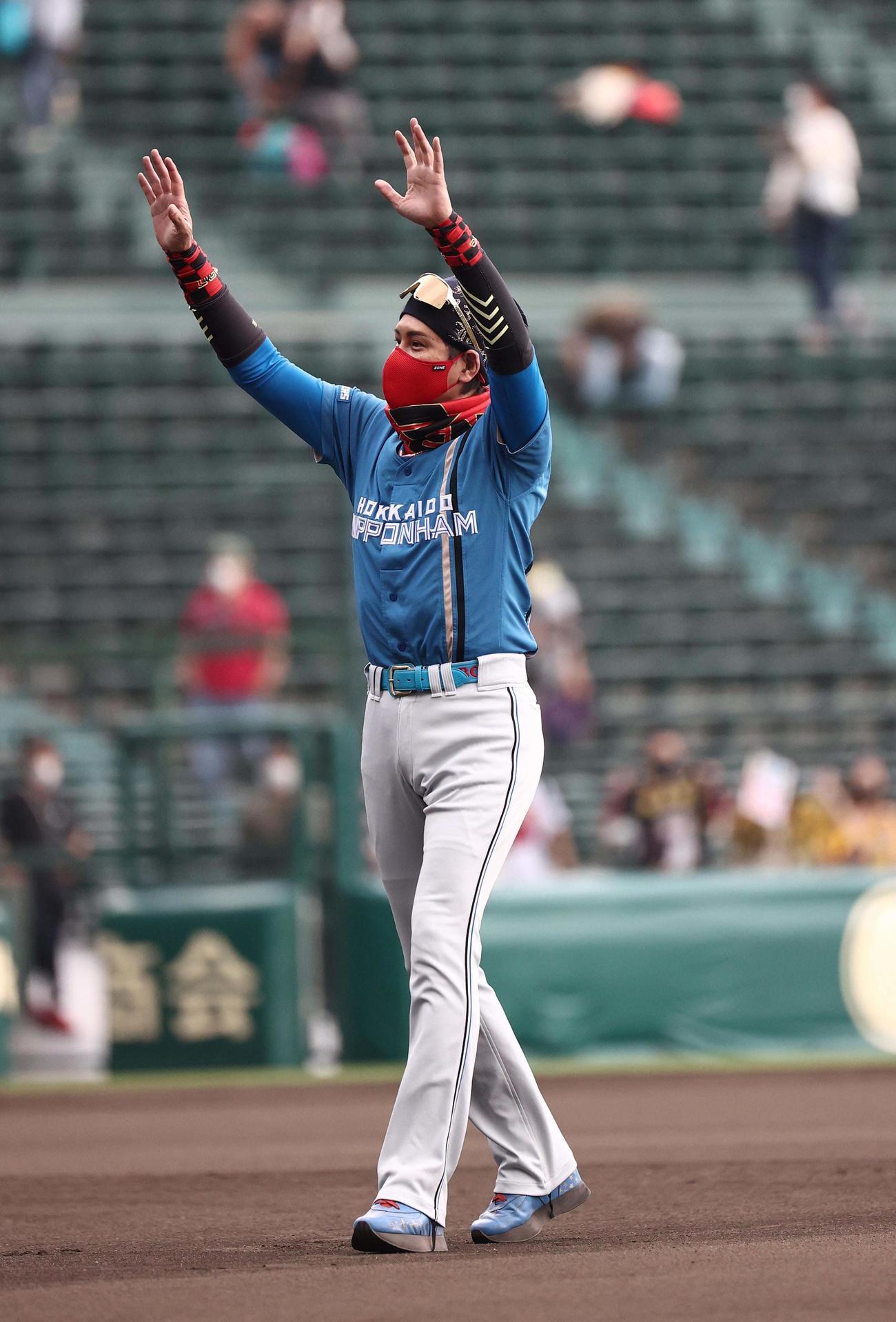 阪神対日本ハム　甲子園球場に入りファンに手を振る新庄監督（撮影・上田博志）