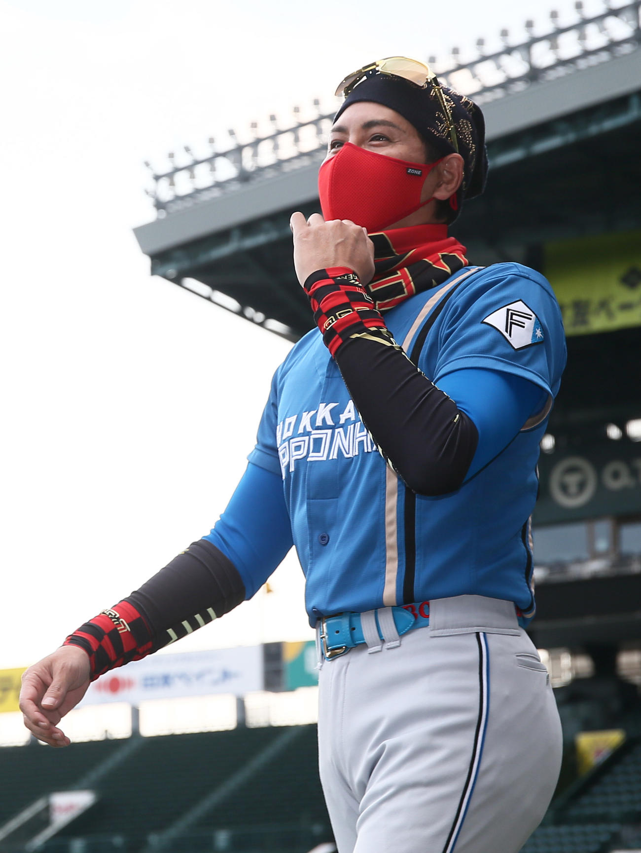 阪神対日本ハム　甲子園のグラウンドに現れる日本ハム新庄監督（撮影・上山淳一）