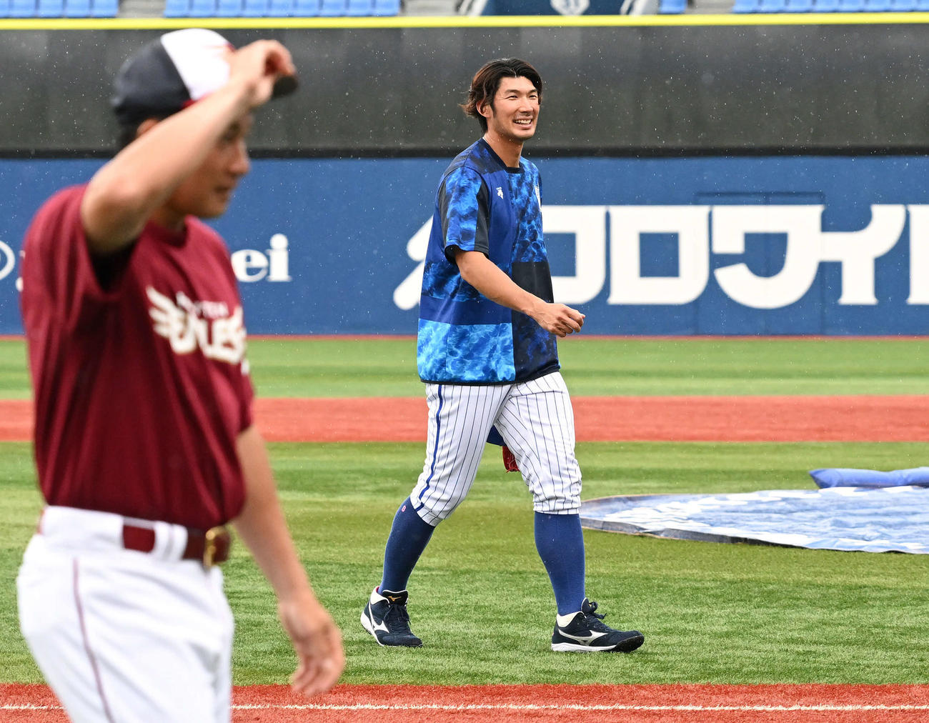 DeNA対楽天　試合前練習を終え楽天ナインに笑顔を向けるDeNA大田（撮影・滝沢徹郎）
